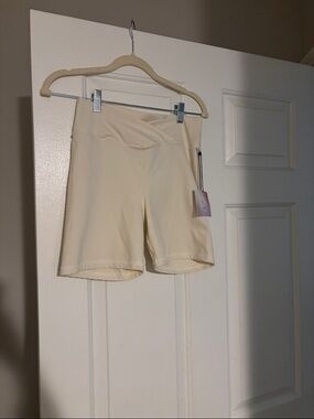 High-Rise Cream Women’s Bike Shorts with Contour Waistband